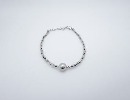Elegant and Minimalist Pearl and Bead Bracelet