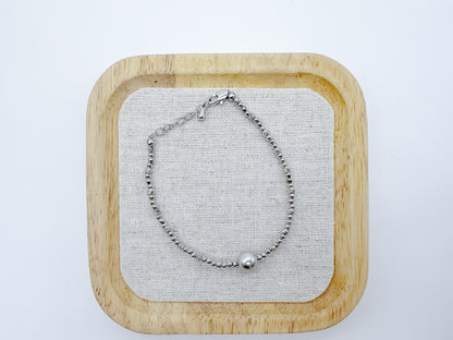 Elegant and Minimalist Pearl and Bead Bracelet